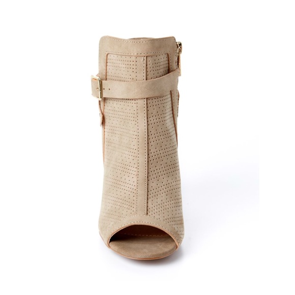 ✨HP✨ Cute Pinhole Buckle Booties - Picture 7 of 7